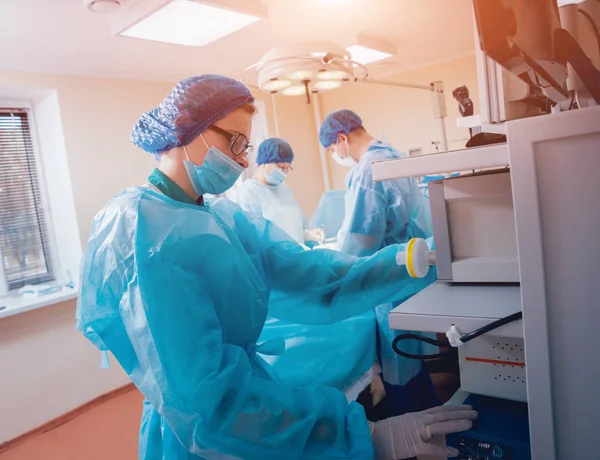 Groep Van Chirurgen Operatiekamer Met Chirurgie Apparatuur — Stockfoto