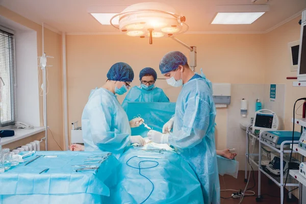 Ameliyathane Cerrahi Ekipman Ile Cerrahlarından Grup — Stok fotoğraf