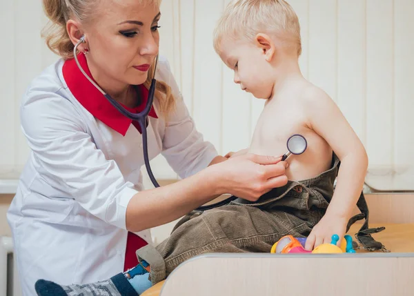 Médico Mujer Examinando Los Latidos Del Corazón Del Niño Con — Foto de Stock