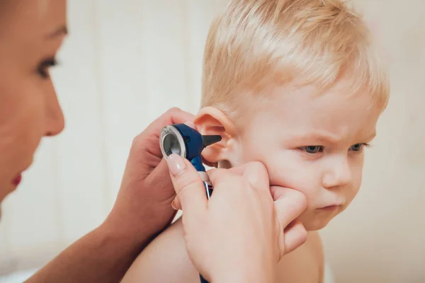 Doctor Examines Ear Otoscope Pediatrician Room Medical Equipment — Stock Photo, Image