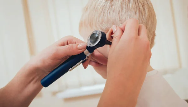 Doctor Examines Ear Otoscope Pediatrician Room Medical Equipment — Stock Photo, Image