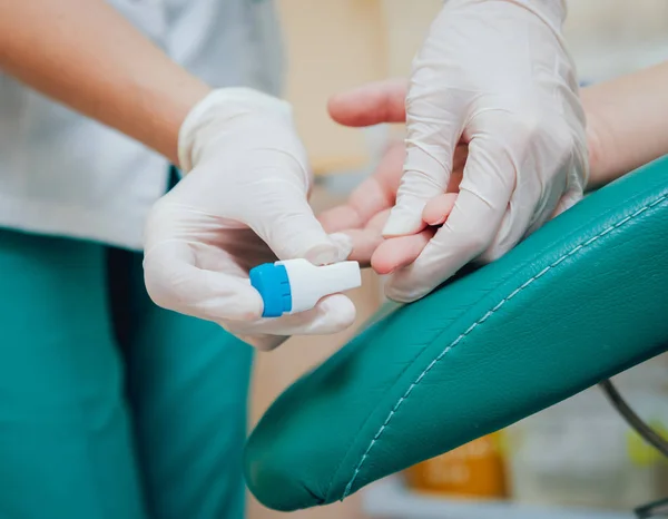 Eine Krankenschwester Entnahm Eine Blutprobe Medizinische Geräte Bluttest — Stockfoto