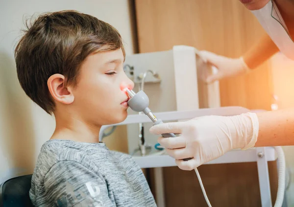 Behandlung Und Aufwärmen Der Nase Eines Kleinen Jungen Moderne Kinderheilkunde — Stockfoto