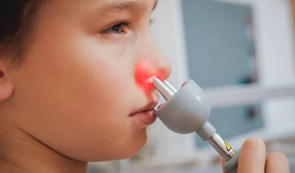 Behandeling Opwarmen Van Neus Van Een Jonge Jongen Moderne Kindergeneeskunde — Stockfoto