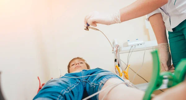 Arzt Mit Elektrokardiogramm Gerät Macht Kardiogramm Test Kinderpatient Krankenhaus — Stockfoto