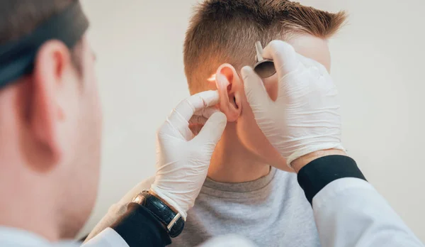 Médico Examina Oído Del Niño Con Otoscopio Equipos Médicos — Foto de Stock