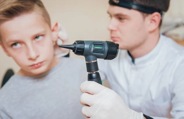 Docteur Examine Oreille Garçon Avec Otoscope Matériel Médical — Photo