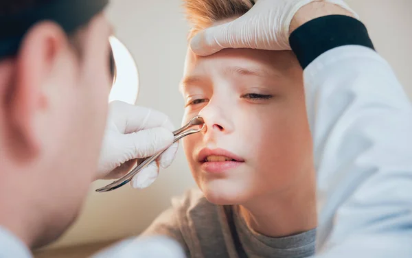 Otolaryngologist Undersöker Pojke Näsa Med Nasolar Dilatatorpupillae Medicinsk Utrustning — Stockfoto