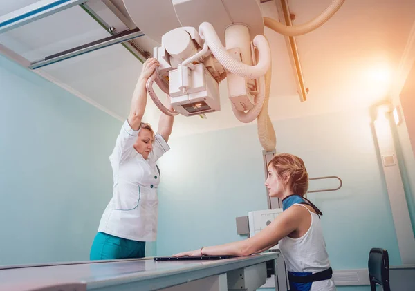Радиолог Пациент Рентгеновской Комнате Классическая Потолочная Рентгеновская Система Медицинское Оборудование — стоковое фото