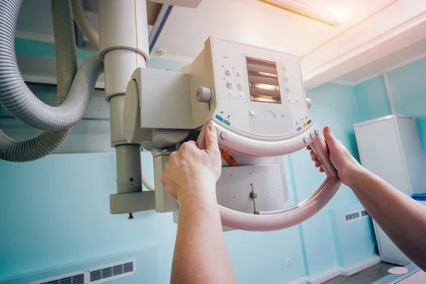 Röntgenraum Einem Krankenhaus Klassisches Röntgensystem Der Decke Medizinische Geräte — Stockfoto