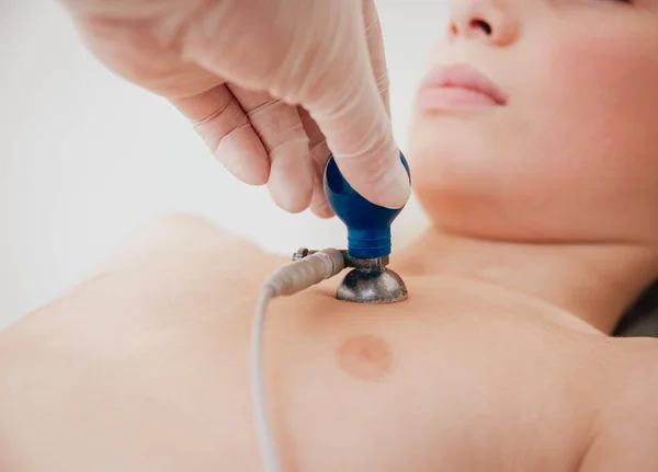 Arzt Mit Elektrokardiogramm Gerät Macht Kardiogramm Test Kinderpatient Krankenhaus — Stockfoto