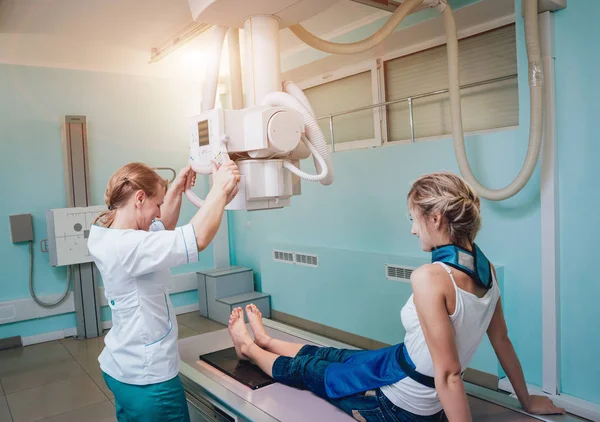 Radiologe Und Patient Einem Röntgenraum Klassisches Röntgensystem Der Decke Medizinische — Stockfoto