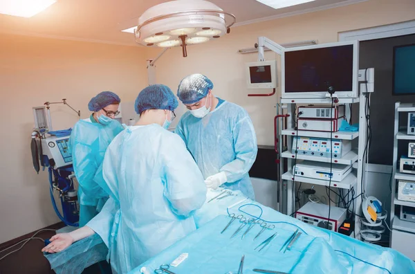 Gruppo Chirurghi Sala Operatoria Con Attrezzature Chirurgiche Contesto — Foto Stock