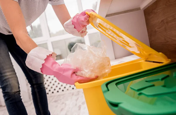 Rapariga a classificar lixo na cozinha. Conceito de reciclagem. Resíduos zero — Fotografia de Stock