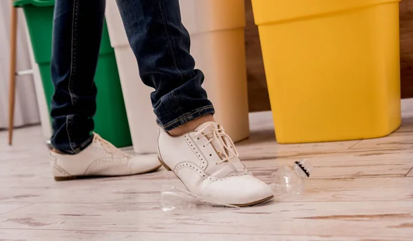 Chica joven clasificando basura en la cocina. Concepto de reciclaje. Residuos cero — Foto de Stock