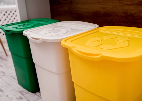 Prullenbakken in de keuken. Opruimen van huishoudelijk afval. Milieuvriendelijk gedrag. Geen afval — Stockfoto