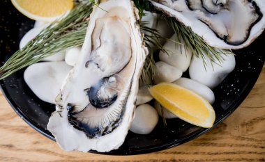 Buzlu ve çiçekli taze istiridye. Restoran