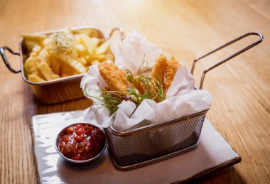 Patates kızartması ve domates soslu kızarmış tavuk nugget. Restoran.