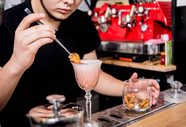 Il barista prepara cocktail al bancone del bar. Cocktail freschi. Barman al lavoro. Ristorante. Vita notturna . — Foto Stock