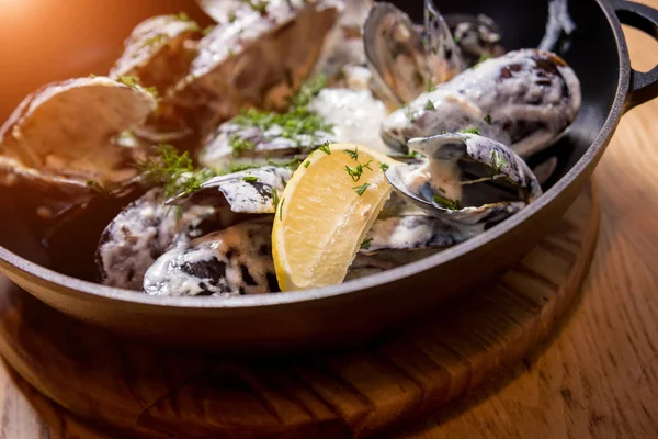 Kasede sarımsaklı beyaz soslu midyeler. Restoran — Stok fotoğraf