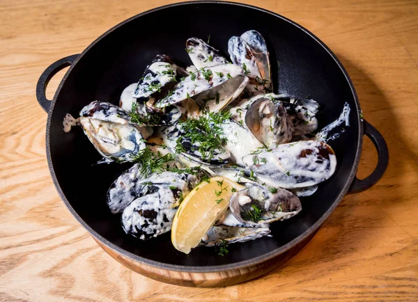 Mussels with garlic white sauce in a bowl. Restaurant — 스톡 사진