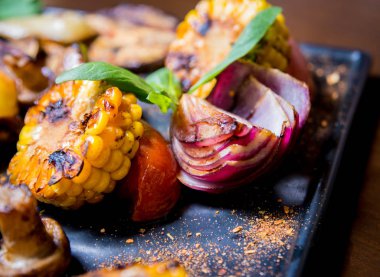 Büyük tabakta lezzetli ızgara sebzeler. Sağlıklı yiyecekler. Restoran.