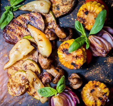 Büyük tabakta lezzetli ızgara sebzeler. Sağlıklı yiyecekler. Restoran.