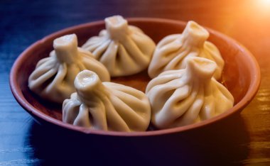 Etli Gürcü khinkalisi. Ulusal mutfak, yemek pişirme. Restoran mutfağı..