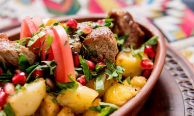 Kil bir tencerede kızarmış patates. Avrupa mutfağı.