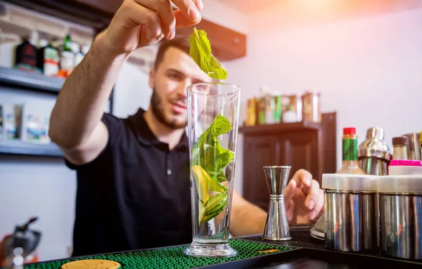 De barman maakt alcoholvrije cocktails aan de bar. Verse cocktails. Barman op het werk. Restaurant. Uitgaansleven. — Stockfoto