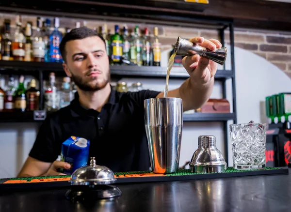 O barman está a fazer um cocktail não alcoólico no balcão do bar. Coquetéis frescos. Barman no trabalho. Restaurante. Vida noturna . — Fotografia de Stock