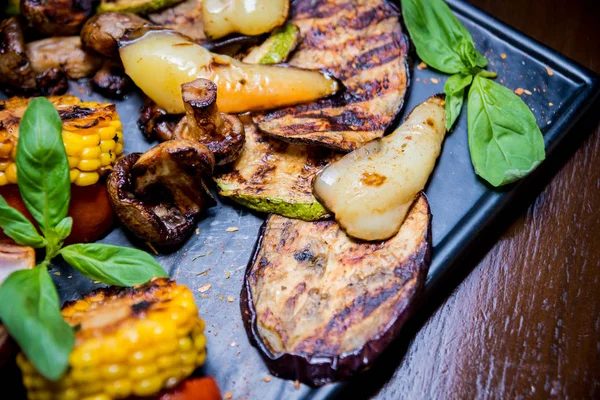 Savoureux légumes grillés sur une grande assiette. Une nourriture saine. Restaurant . — Photo
