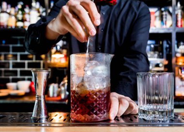 Barmen barda kokteyl hazırlıyor. Taze kokteyller. İş yerindeki barmen. Restoranda. Gece hayatı..