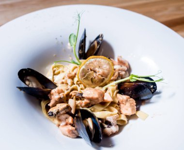 Tavada midye olan makarna. İtalyan mutfağı. Restoran.
