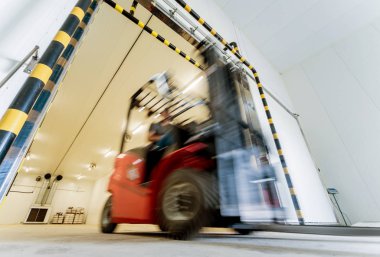 Büyük bir endüstriyel dondurucu deposunda forklift. Sebze deposu için boş depo.