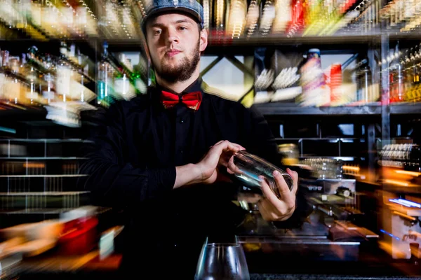 El camarero está haciendo cócteles en el mostrador del bar. Cócteles frescos. Barman en el trabajo. Restaurante. Vida nocturna . — Foto de Stock