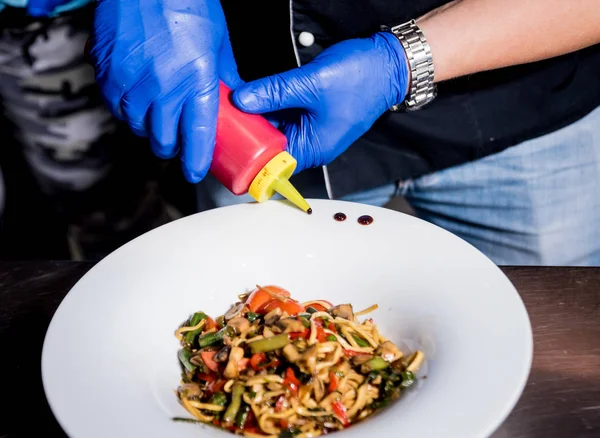 Chef cuisinier pâtes avec des légumes dans la casserole. Cuisine italienne. Restaurant . — Photo