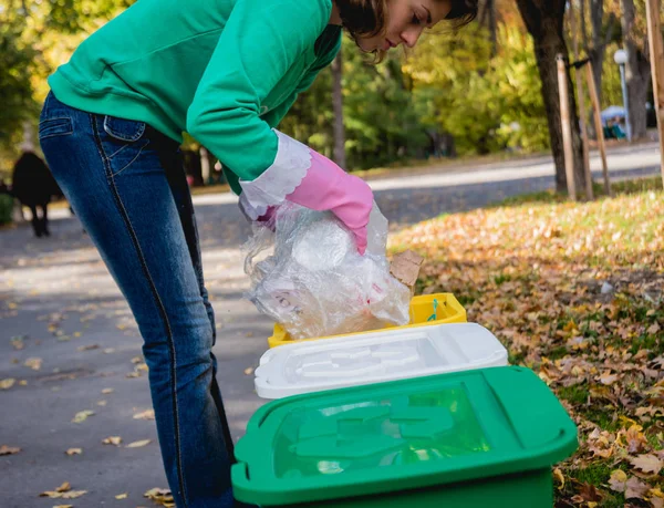 Volunteer girl sorts garbage in the street of the park. Concept of recycling. Zero waste concept. Nature — 스톡 사진