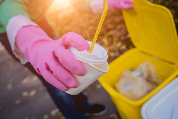 Menina voluntária classifica lixo na rua do parque. Conceito de reciclagem. Zero conceito de desperdício. Natureza — Fotografia de Stock