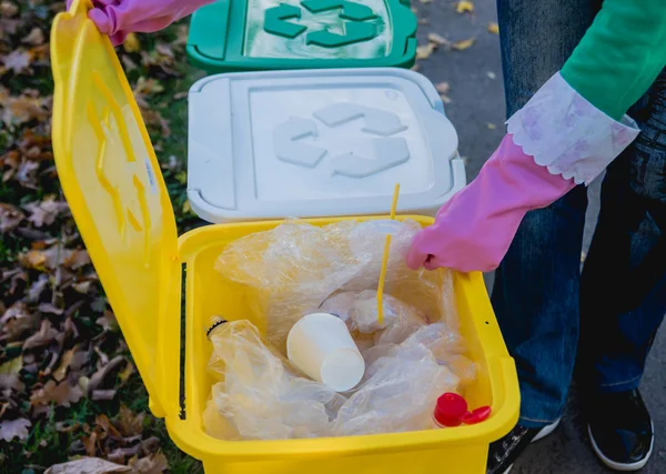Volunteer girl sorts garbage in the street of the park. Concept of recycling. Zero waste concept. Nature — 스톡 사진