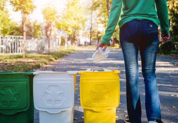 Vrijwilligersmeisje sorteert afval in de straat van het park. Concept van recycling. Geen afval concept. Natuur — Stockfoto