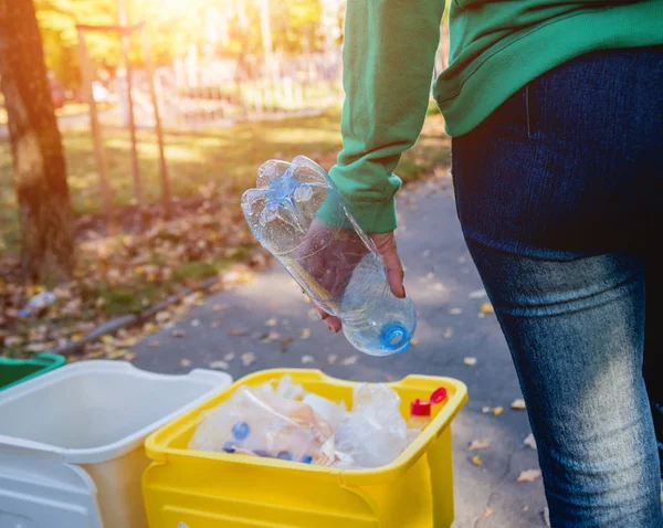 Menina voluntária classifica lixo na rua do parque. Conceito de reciclagem. Zero conceito de desperdício. Natureza — Fotografia de Stock