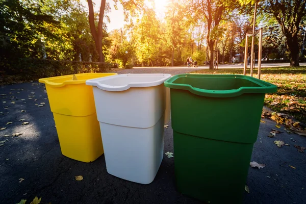 Tre soptunnor i olika färger, för sorterat avfall. Utomhus i parken. Begreppet nollavfall — Stockfoto