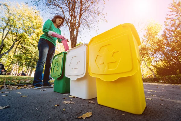 Ehrenamtliches Mädchen sortiert Müll in der Straße des Parks. Recyclingkonzept. Null-Abfall-Konzept. Natur — Stockfoto