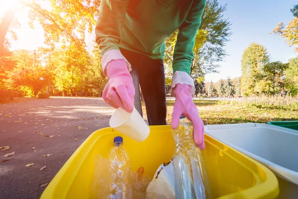 Menina voluntária classifica lixo na rua do parque. Conceito de reciclagem. Zero conceito de desperdício. Natureza — Fotografia de Stock