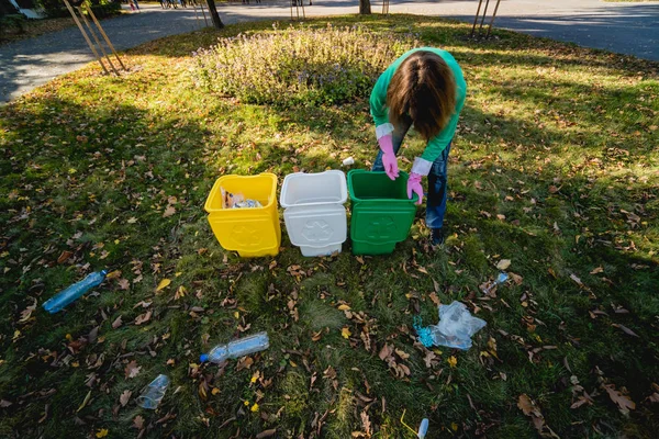Volontär flicka sorterar skräp på gatan i parken. Begreppet återvinning. Noll avfallskoncept. Natur — Stockfoto