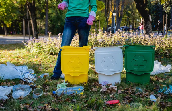 Volontär flicka sorterar skräp på gatan i parken. Begreppet återvinning. Noll avfallskoncept. Natur — Stockfoto