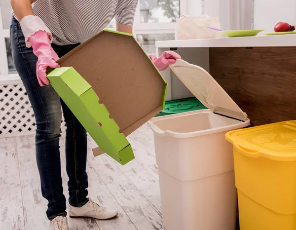 Chica joven clasificando basura en la cocina. Concepto de reciclaje. Residuos cero — Foto de Stock