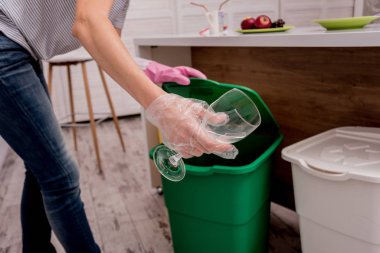 Mutfakta çöpleri ayıran genç bir kız. Geri dönüşüm kavramı. Sıfır atık