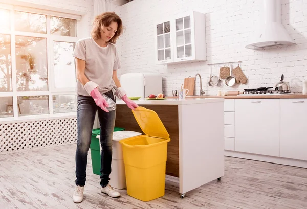 Chica joven clasificando basura en la cocina. Concepto de reciclaje. Residuos cero — Foto de Stock